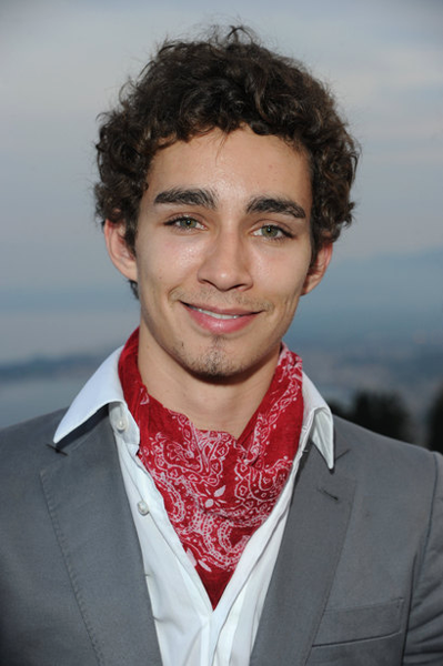 Файл:RobertSheehan.png
