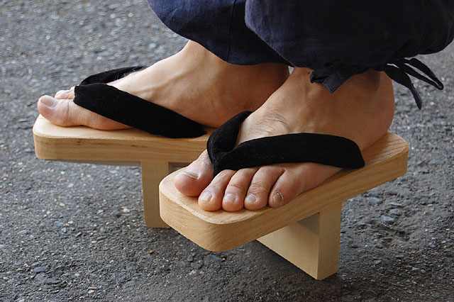 Файл:Tengu-geta.jpg