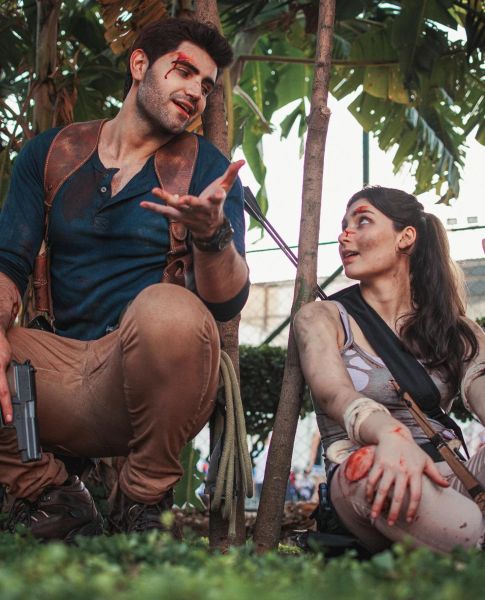 Файл:Лара Крофт и Натан Дрейк под пальмой от ZaraCosplay.jpeg