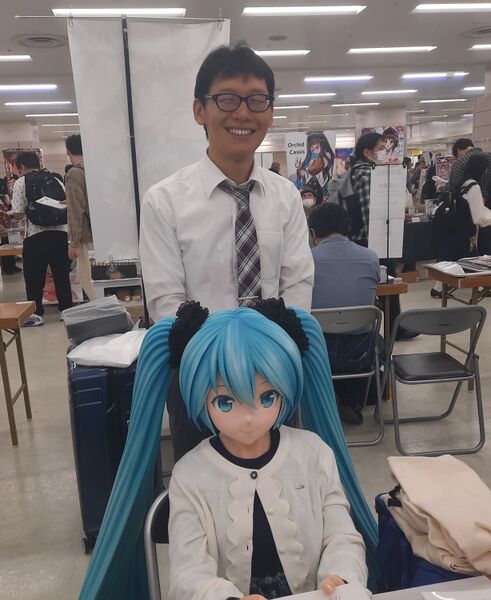 Файл:Akihiko Kondo and Miku.jpg