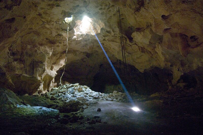 Файл:BeamOfLightFromCeilingLg.jpg