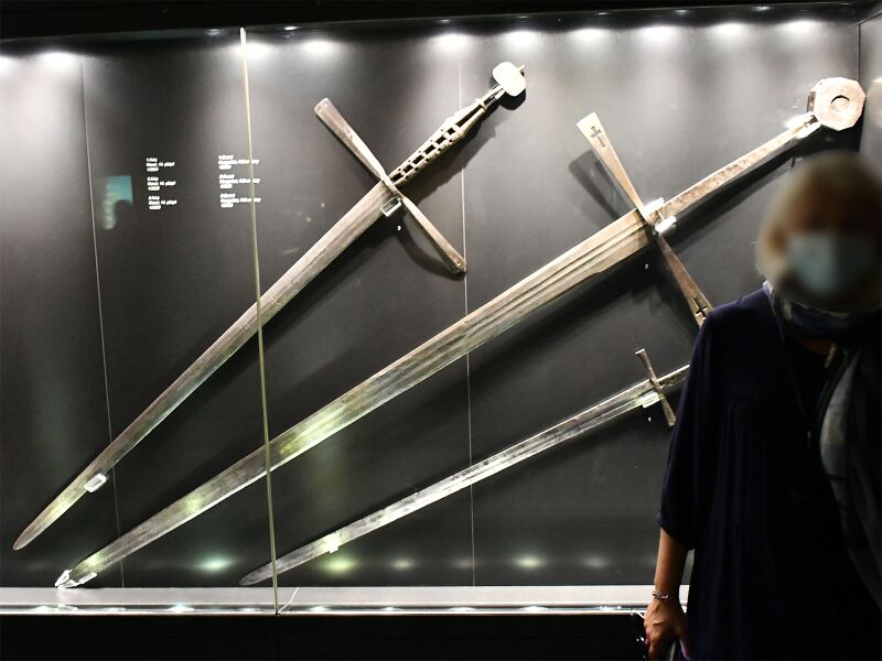 Файл:BigSwords.jpg