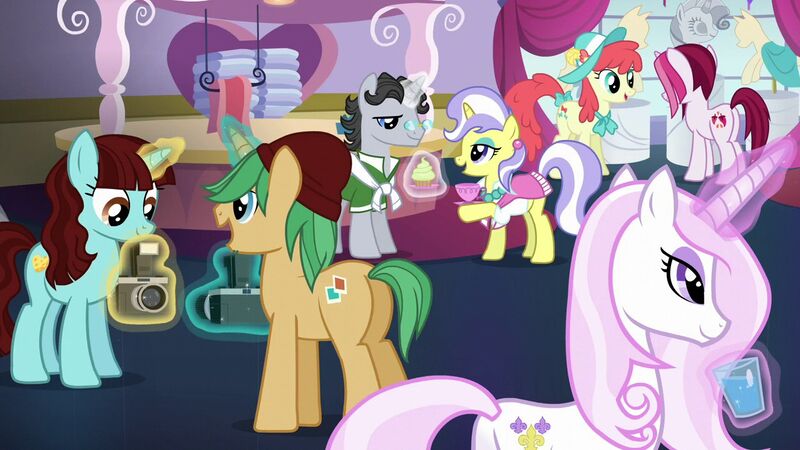 Файл:Crowd talking S5E14.jpg
