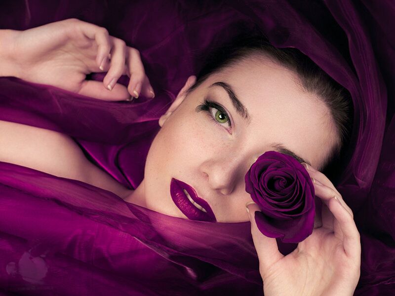 Файл:Woman in purple.jpg